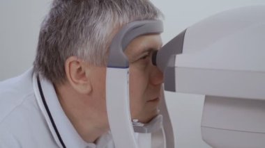 Doktor kontrol görme modern ekipmanla donatılmış komuta sizde. Eski insan üzerinde düşünülmeli bakar ve gözlerini hareket etme. Emekli tanılama görme.