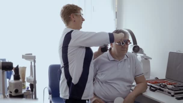 Controllo Medico Vista Mans Con Cornice Prova Ottica Uomo Anziano — Video Stock