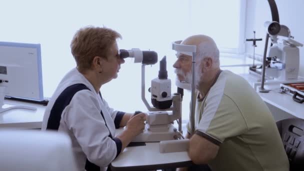 Docteur Vérifier Vue Homme Âgé Avec Équipement Moderne Vieil Homme — Video