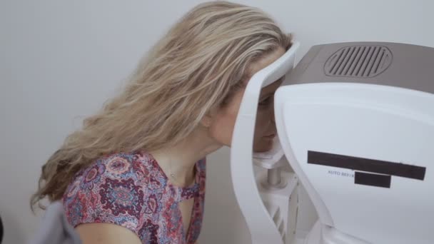 Médico Comprobar Vista Mujer Joven Con Equipos Modernos Mujer Pelo — Vídeo de stock