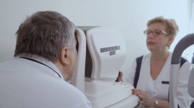 Doktor kontrol görme modern ekipmanla donatılmış komuta sizde. Eski insan üzerinde düşünülmeli bakar ve gözlerini hareket etme. Emekli tanılama görme.