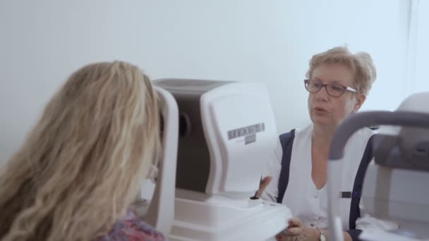 Γιατρός Έλεγχος Όρασης Νεαρής Γυναίκας Σύγχρονο Εξοπλισμό Γυναίκα Μακριά Μαλλιά — Αρχείο Βίντεο