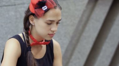 Genç kız beyaz boya yüzünde koydu. Sokak MIME kentsel sokaklarda Show'da hazırlanın. Güzel genç amatör insanlar küçük sahneler gösteriyor para kazanmak.