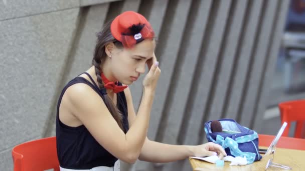 Rapariga Pôs Creme Rosto Mímico Rua Prepara Pele Para Aplicar — Vídeo de Stock