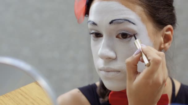 Chica Joven Pintar Líneas Negras Sus Párpados Mimo Callejero Prepararse — Vídeos de Stock