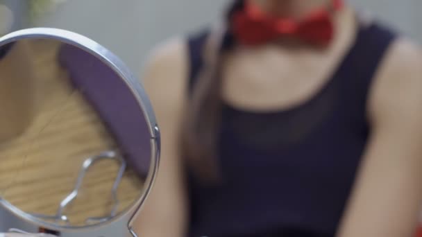 Красива Дівчина Мима Посміхається Сидячи Роздягальні Гарненька Художниця Дивиться Межами — стокове відео