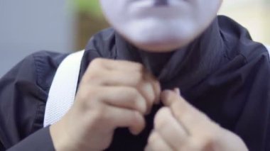 MIME giymek bir papyon. Sanatçı performans için hazır olun. Yakın çekim.