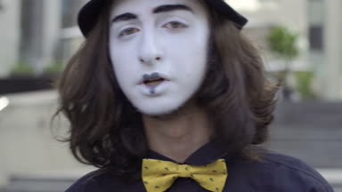 Genç şapka gösterisinde duygularını fotoğraf makinesinde Mim. Portre komik komik yüz ifadeleri ile oynama. Yakın çekim.