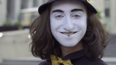 Genç şapka gösterisinde duygularını fotoğraf makinesinde Mim. Portre komik komik yüz ifadeleri ile oynama. Yakın çekim.