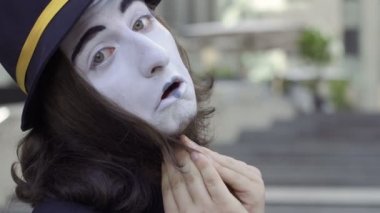 Genç şapka gösterisinde duygularını fotoğraf makinesinde Mim. Portre komik komik yüz ifadeleri ile oynama. Yakın çekim.