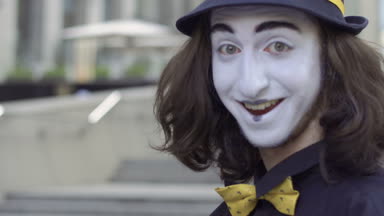 Genç şapka gösterisinde duygularını fotoğraf makinesinde Mim. Portre komik komik yüz ifadeleri ile oynama. Yakın çekim.