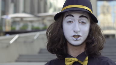 Genç şapka gösterisinde duygularını fotoğraf makinesinde Mim. Portre komik komik yüz ifadeleri ile oynama. Yakın çekim.