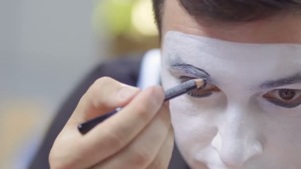 Mladý Muž Namalovat Obočí Černou Tužkou Pouliční Mime Připravit Výstavu — Stock video