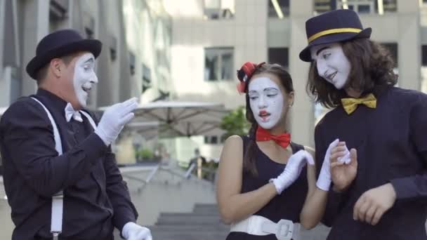 Trois Mimes Jouent Une Scène Arrière Plan Flou Centre Bureau — Video