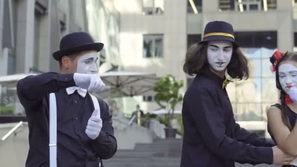 Drei Mimen Spielen Eine Szene Vor Verschwommenem Hintergrund Eines Bürogebäudes — Stockvideo