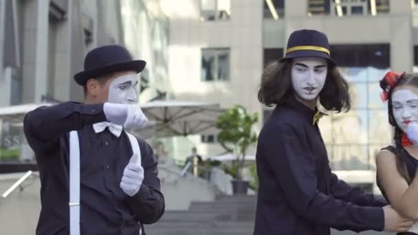 Tres Mimos Interpretan Una Escena Fondo Borroso Del Centro Oficinas — Vídeos de Stock