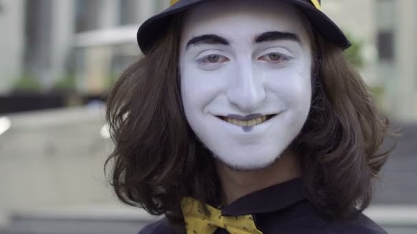 Genç Şapka Gösterisinde Duygularını Fotoğraf Makinesinde Mim Portre Komik Komik — Stok video