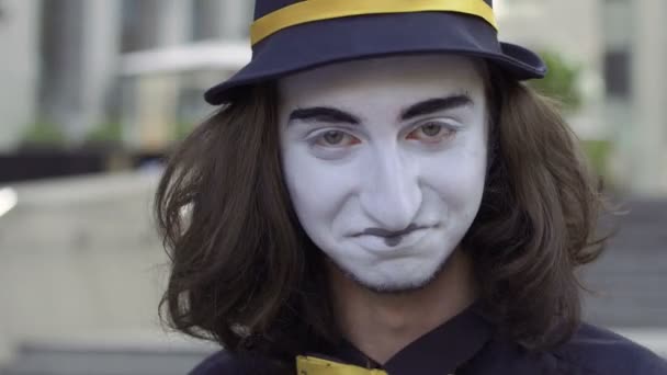 Joven Mimo Con Sombrero Muestra Sus Emociones Cámara Retrato Cómics — Vídeos de Stock