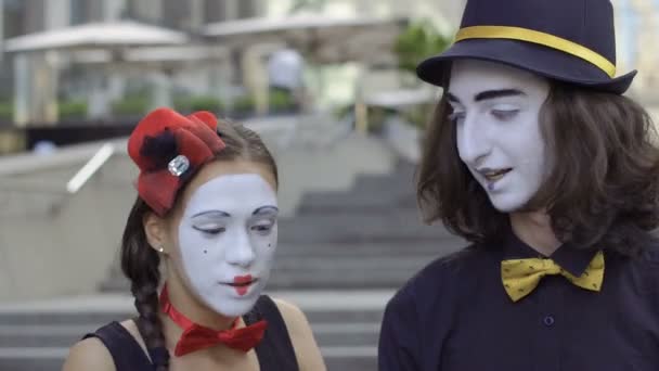 Two Funny Mimes Play Scene Girl Guy Gesticulates Facial Expressions — Stock Video