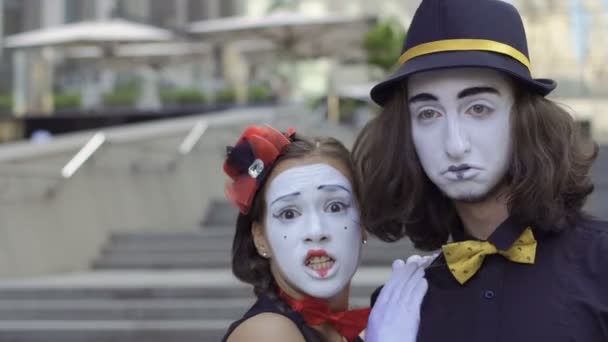 Zwei Lustige Pantomimen Spielen Eine Szene Mädchen Und Kerl Gestikulieren — Stockvideo