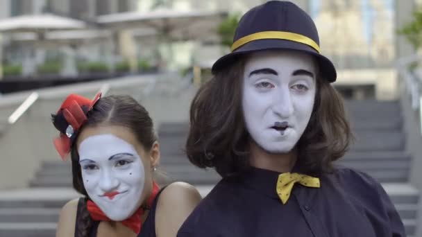 Dos Mimos Divertidos Interpretan Una Escena Chica Chico Gesticula Sus — Vídeo de stock