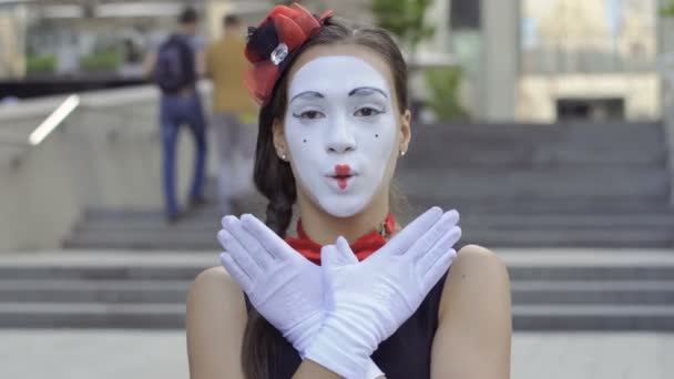若い女の子の Mime カメラで彼女の感情を示しています 顔の表情で遊んで 手サインを送る面白い漫画の肖像画 クローズ アップ — ストック動画