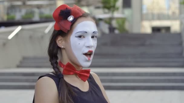 Jeune Fille Mime Montrer Ses Émotions Caméra Portrait Drôle Bande — Video