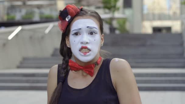 Jovem Mímica Menina Mostrar Suas Emoções Câmera Retrato Quadrinhos Engraçados — Vídeo de Stock