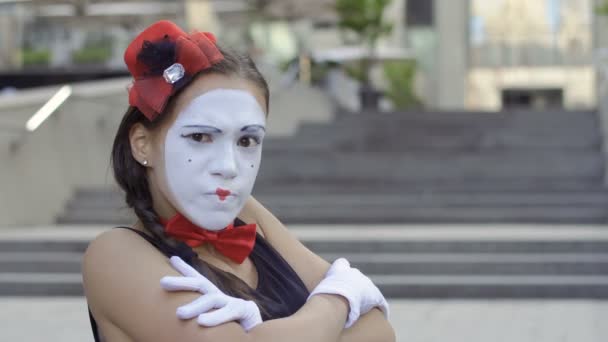 Девушка Мим Показывает Свои Эмоции Камеру Портрет Смешной Комической Игры — стоковое видео