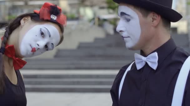 Two Funny Mimes Play Scene Girl Guy Gesticulates Facial Expressions — Stock Video