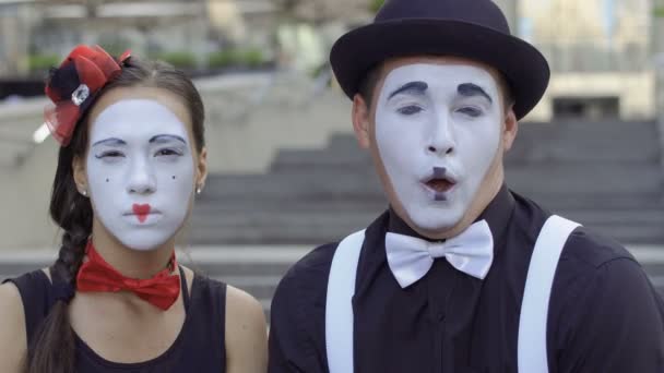 Two Funny Mimes Play Scene Girl Guy Gesticulates Facial Expressions — Stock Video