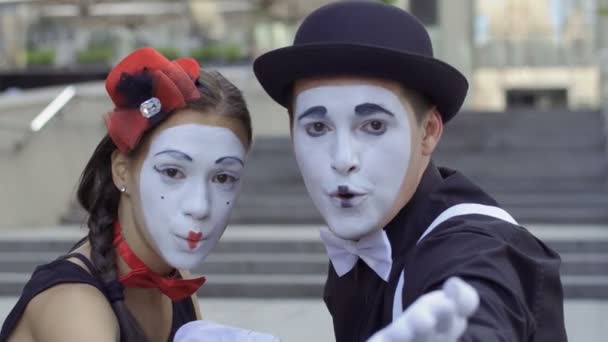 Two Funny Mimes Play Scene Girl Guy Gesticulates Facial Expressions — Stock Video