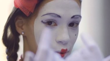 Genç kız MIME duygularını kameraya göster. Yüz ifadeleri ile oynama ve el gesticulating komik çizgi portresi. Yakın çekim.