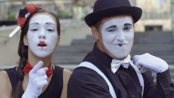 Two Funny Mimes Play Scene Girl Guy Gesticulates Facial Expressions — Stock Video