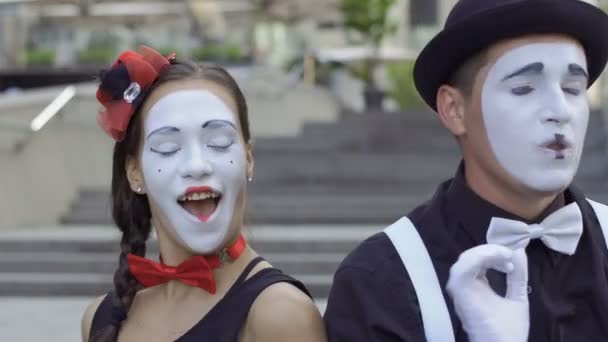 Twee Grappige Mimespelers Spelen Een Scène Meisje Jongen Gesticulates Hun — Stockvideo