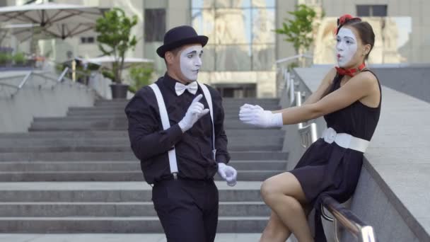 Deux Drôles Mimes Jouent Une Scène Escalier Près Centre Bureau — Video