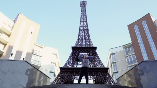 Man Mime Wearing Stripped Shirt Red Beret Posing Camera Eiffel — Stock Video
