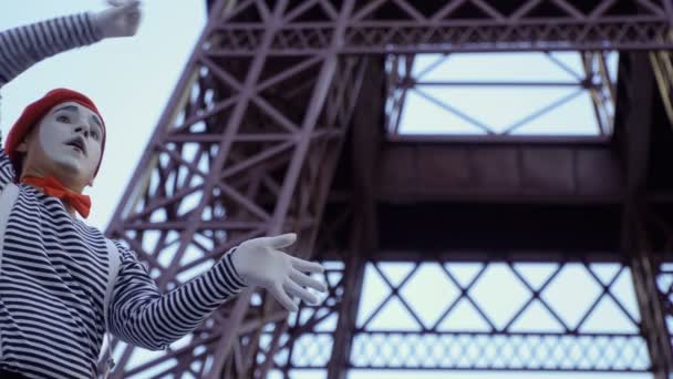 Meztelen Férfi Mime Visel Inget Red Svájcisapka Pózoló Kamera Eiffel — Stock videók