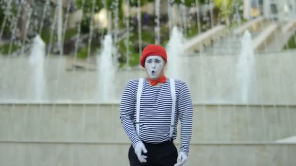Funny Mime Red Beret Singing Fountain Background Man Wearing Stripped — Stock Video
