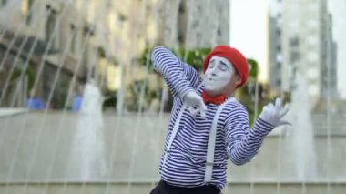 Komik MIME keman, çeşmeler arka plan yapmaya