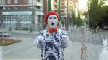 Kırmızı bere ve soyulmuş gömlek göstermek fotoğraf makinesinde iki işaretleri okey mim