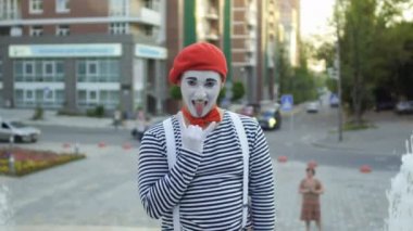 Çeşme arka plan eğlenceli komik MIME vardır