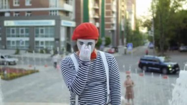 Kırmızı bere mim Çeşme arka plan, fotoğraf makinesinde eğlenir