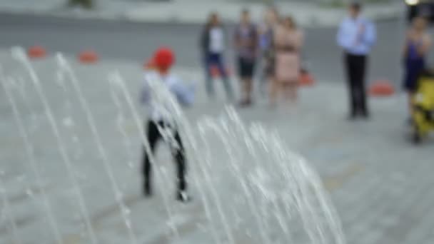 Il mimo a sfondo sfocato di fontana comunica con la gente — Video Stock