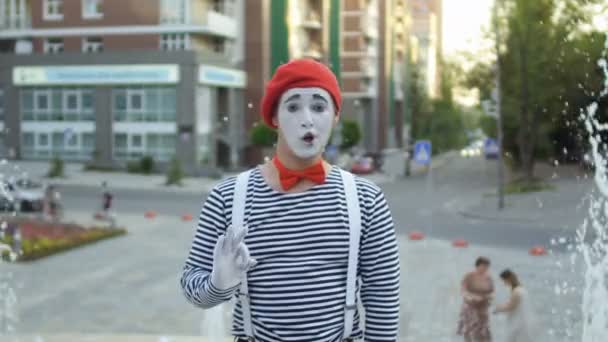 Zabawny mime w czerwony beret Pokaż kciuk w tle fontanny — Wideo stockowe