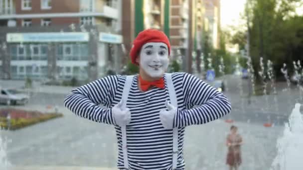 Straat mime in rode baret Toon thumbs up camera — Stockvideo