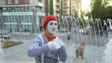 Kırmızı bere takıyor ve gömlek elimden komik MIME eğlenceli kamera vardır.