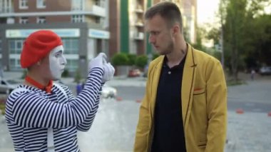 Sihirbaz komik MIME ile eğlenir