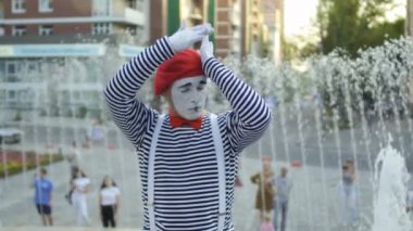 Komik MIME iletken ve Çeşme arka plan eğlenceli vardır