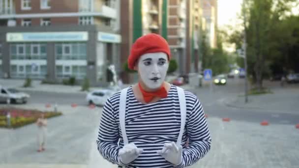 Rolig mime inbjuder stilig man till honom — Stockvideo